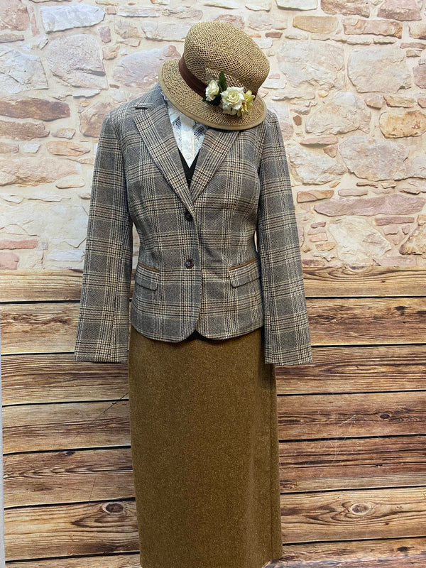 In Brauntönen gehaltenes Vintage-Outfit Damen-Kostüm für Oldtimer-Events und Golfturniere – Komplett-Set mit Jacke, Rock, Weste, Bluse und Hut in Größe 40