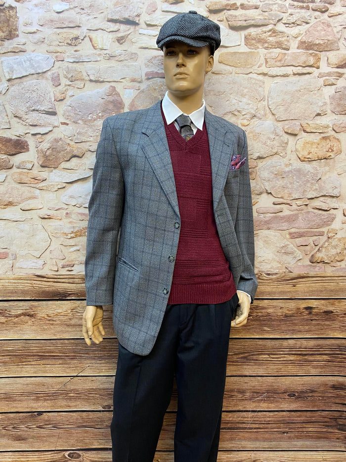 Vintage-Herrenoutfit Kostüm in Größe 102 mit Sakko, burgunderrotem Pullover, Hemd, grauer Schiebermütze und Bundfaltenhose. Perfekter Zustand, 20er Jahre Stil
