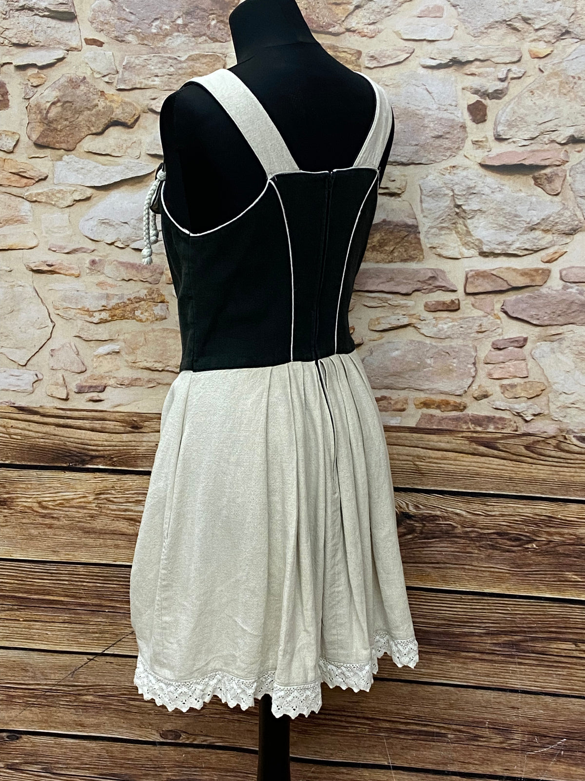 Robe de campagne courte sans manches, tenue traditionnelle. Taille 36 naturel/noir