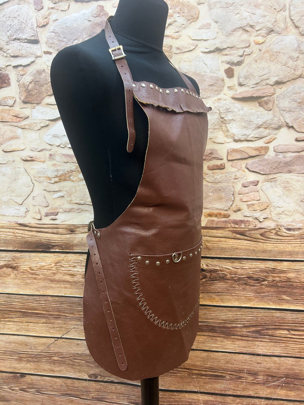 Vintage Lederschürze Braun mit Nieten & Tasche – ca. 1960er/1970er Jahre