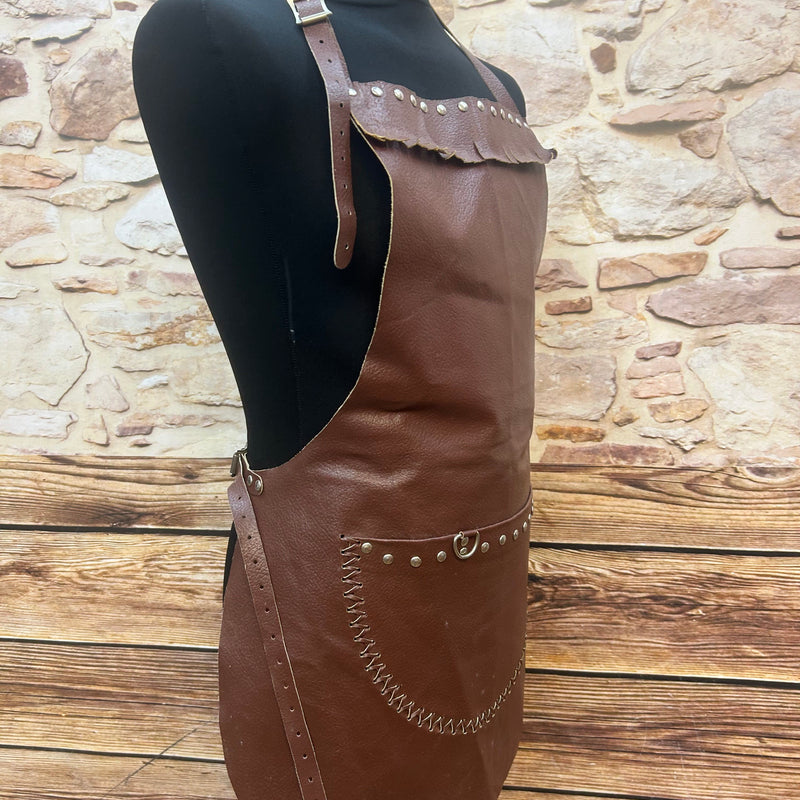 Vintage Lederschürze Braun mit Nieten & Tasche – ca. 1960er/1970er Jahre