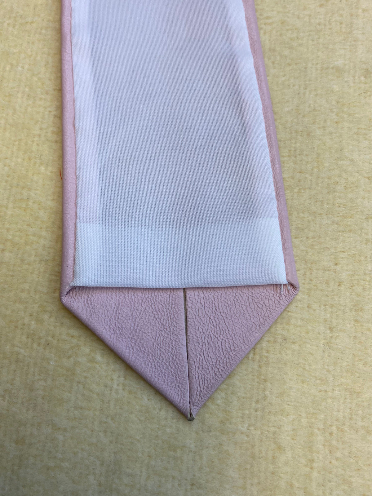 Elegante Vintage Lederkrawatte in zartem Rosa