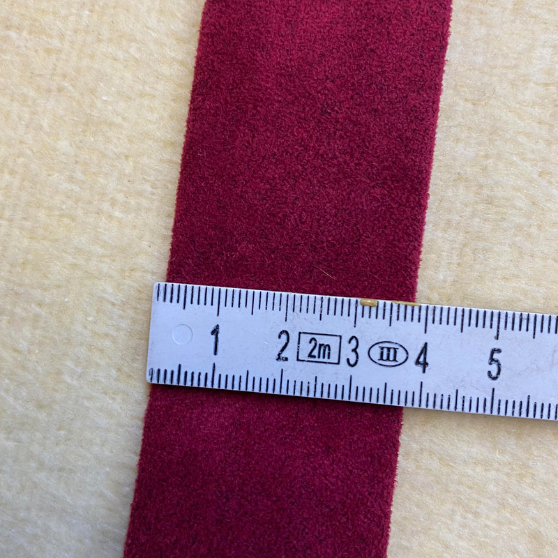 Vintage Wildleder Krawatte – Bordeauxrot  – Stilvolle Handwerkskunst aus Italien