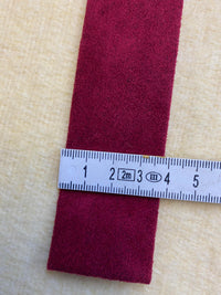 Vintage Wildleder Krawatte – Bordeauxrot  – Stilvolle Handwerkskunst aus Italien