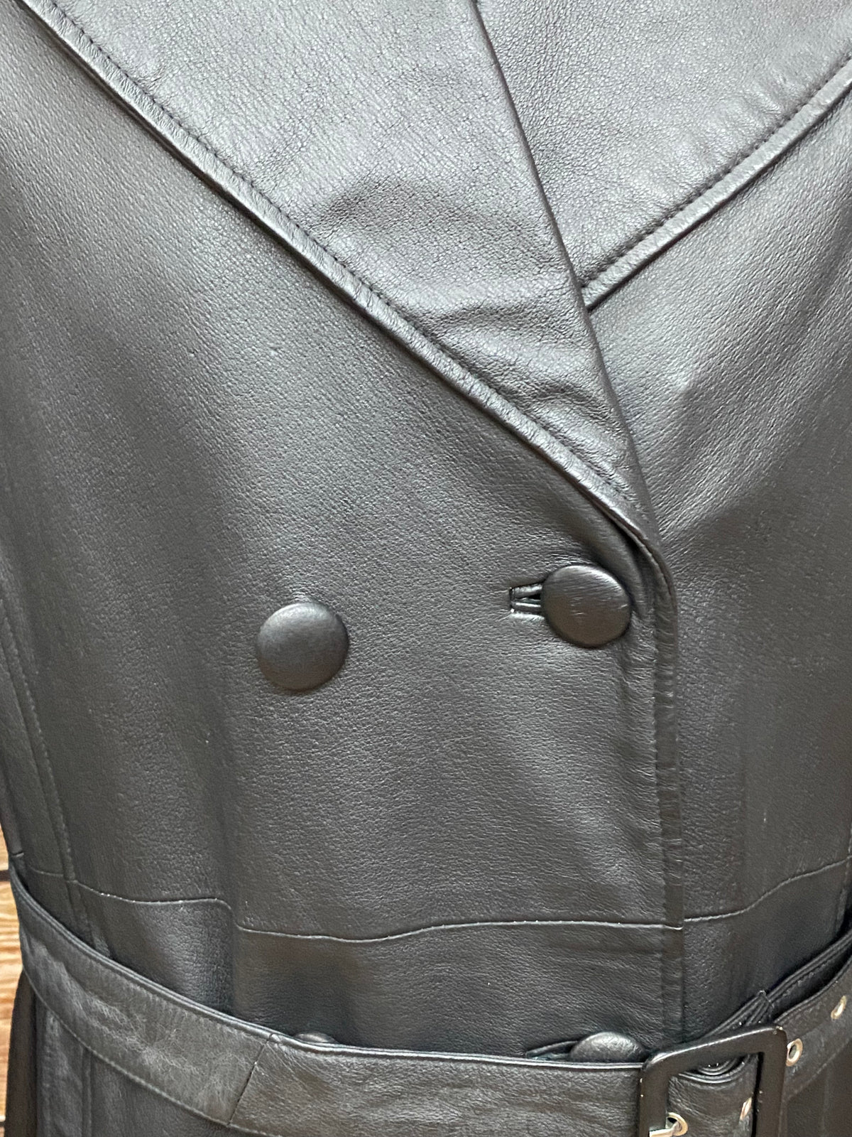 Manteau en cuir vintage noir de haute qualité d'occasion. Taille 46 