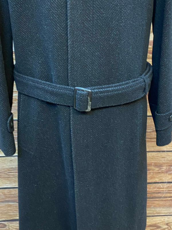 „Detailaufnahme der Taille mit Gürtel und Metallschließe am Mientus Mantel“