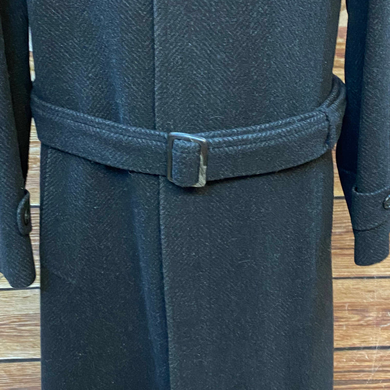 „Detailaufnahme der Taille mit Gürtel und Metallschließe am Mientus Mantel“