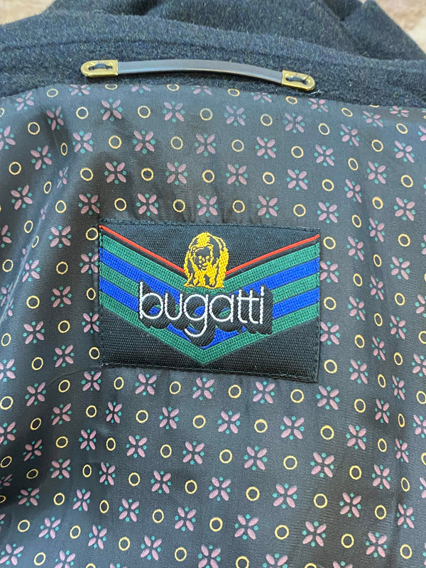 „Bugatti Logo-Stickerei im gemusterten Innenfutter des Vintage-Mantels“