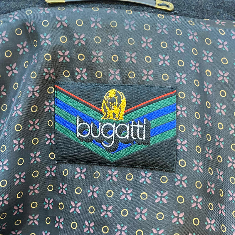 „Bugatti Logo-Stickerei im gemusterten Innenfutter des Vintage-Mantels“