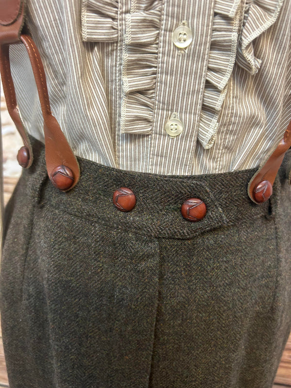 Vintage Damen-Outfit mit Rock, Bluse, Hosenträgern & Hut (Gr. 38)