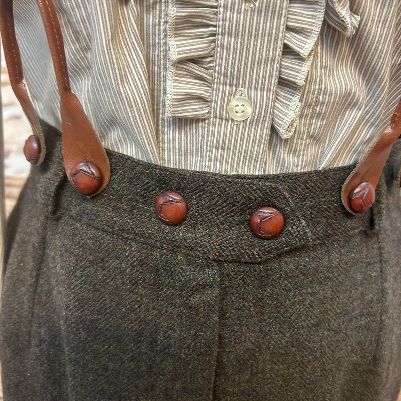 Vintage Damen-Outfit mit Rock, Bluse, Hosenträgern & Hut (Gr. 38)
