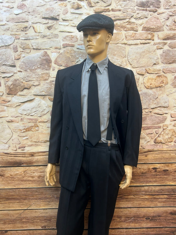 Komplett-Outfit im Peaky Blinders Stil – Gr. 52 (mit Hosenträgern, Krawatte & Schiebermütze)