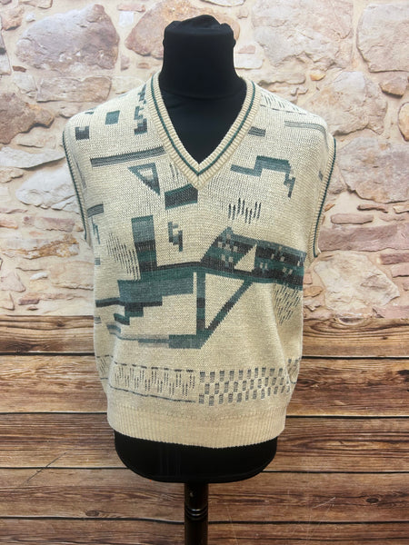 Vintage-Pullunder in Beige mit grünem Retro-Muster, Größe 46, frontal fotografiert