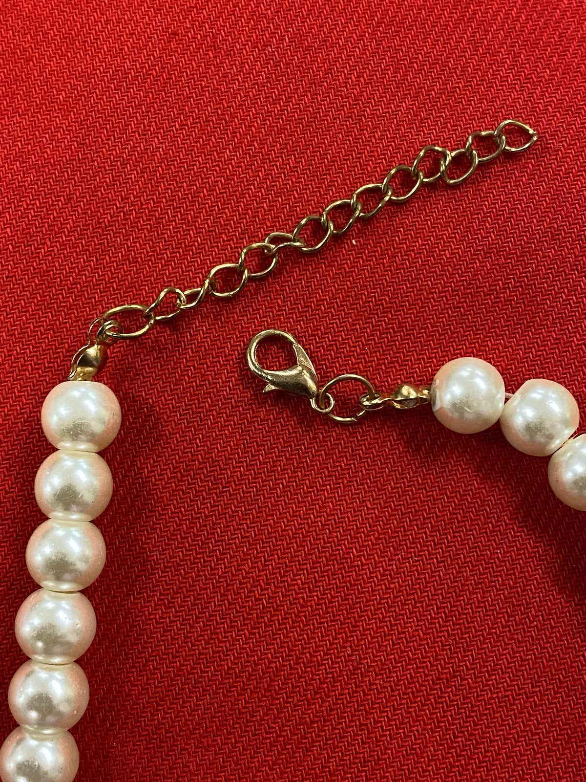 Collier de perles vintage avec des accents de cristaux étincelants