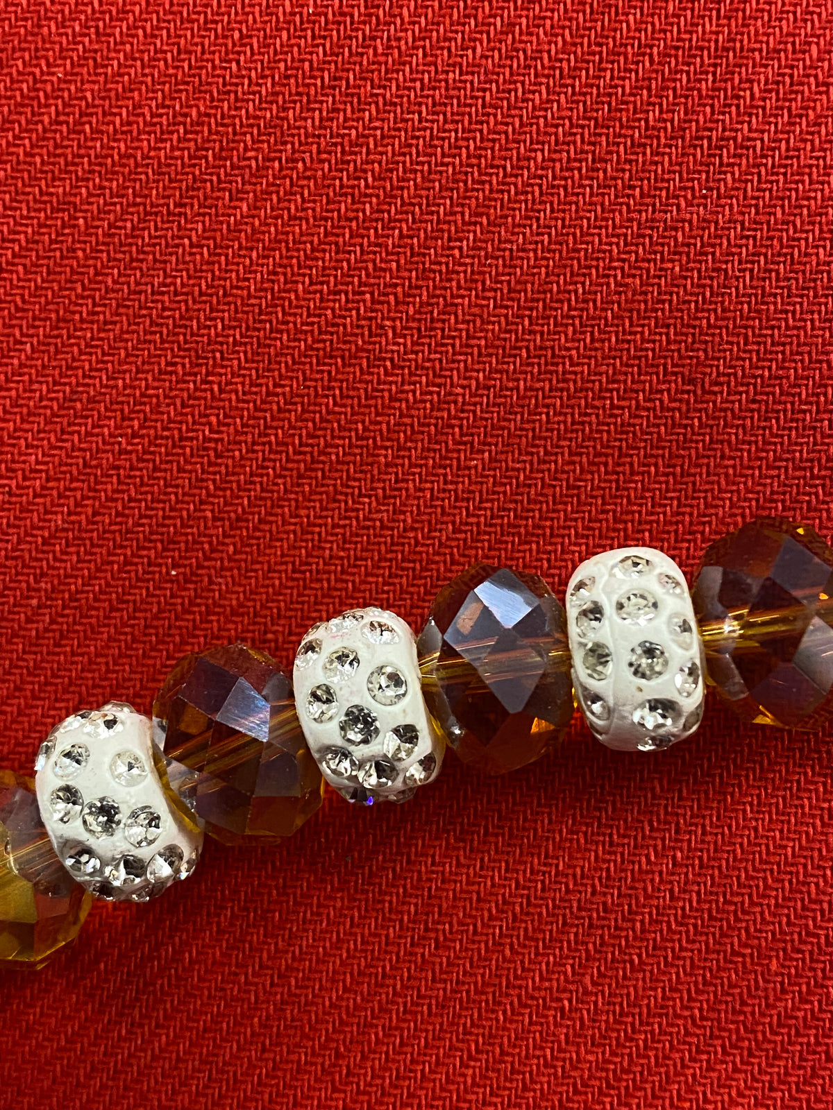 Collier de perles vintage avec des accents de cristaux étincelants