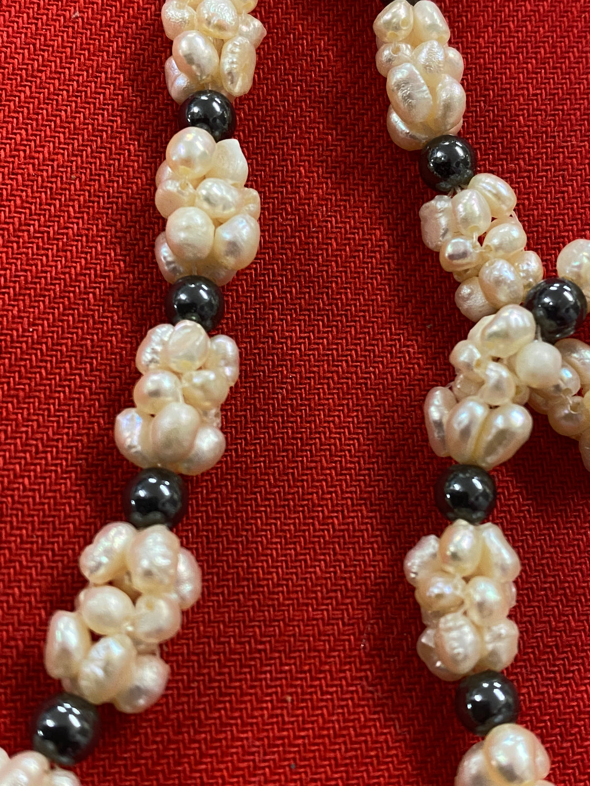 Magnifique collier de perles vintage aux accents noirs