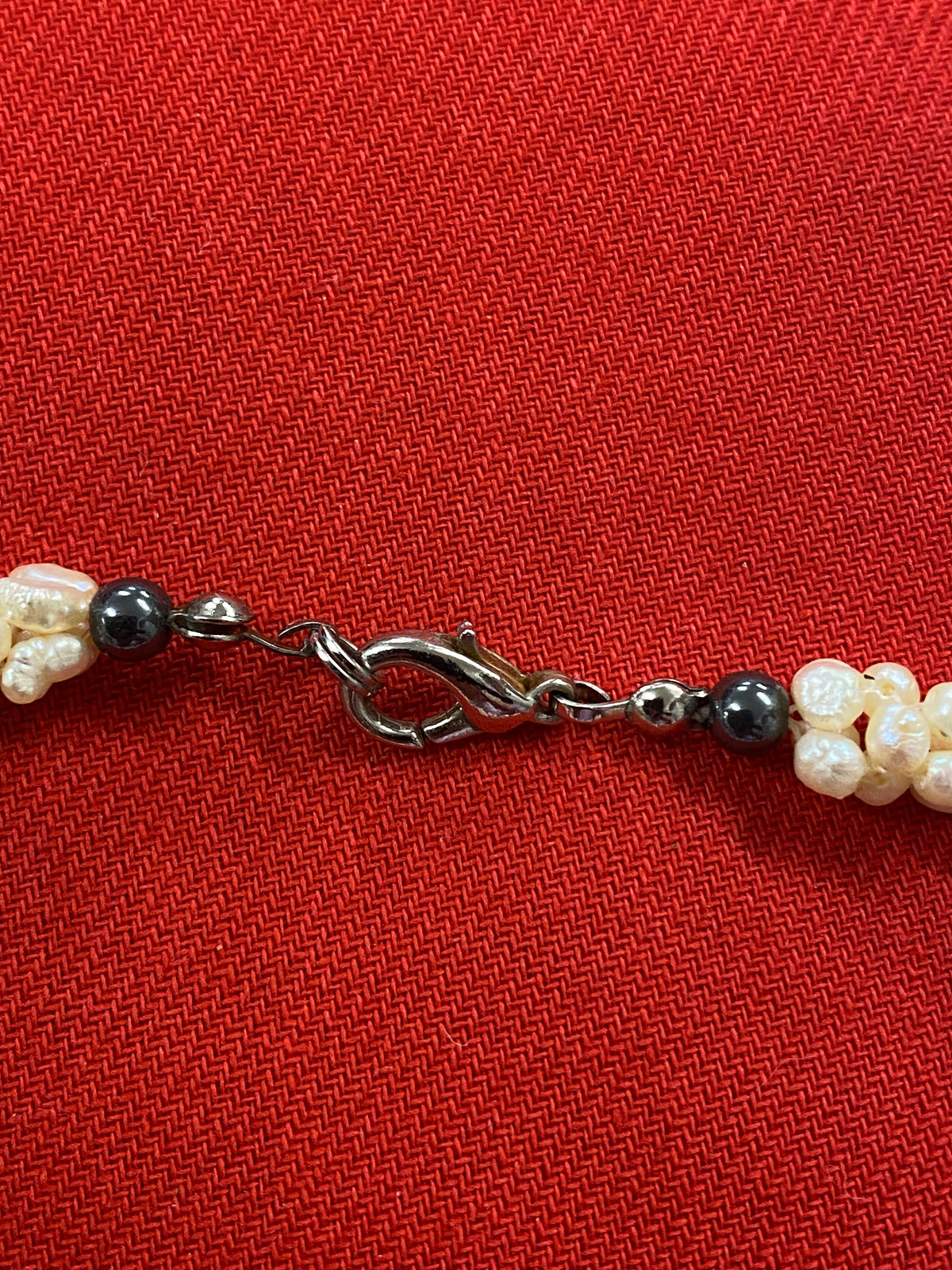 Magnifique collier de perles vintage aux accents noirs