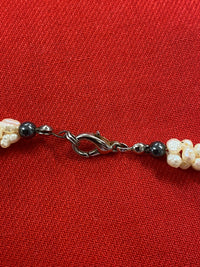 Magnifique collier de perles vintage aux accents noirs