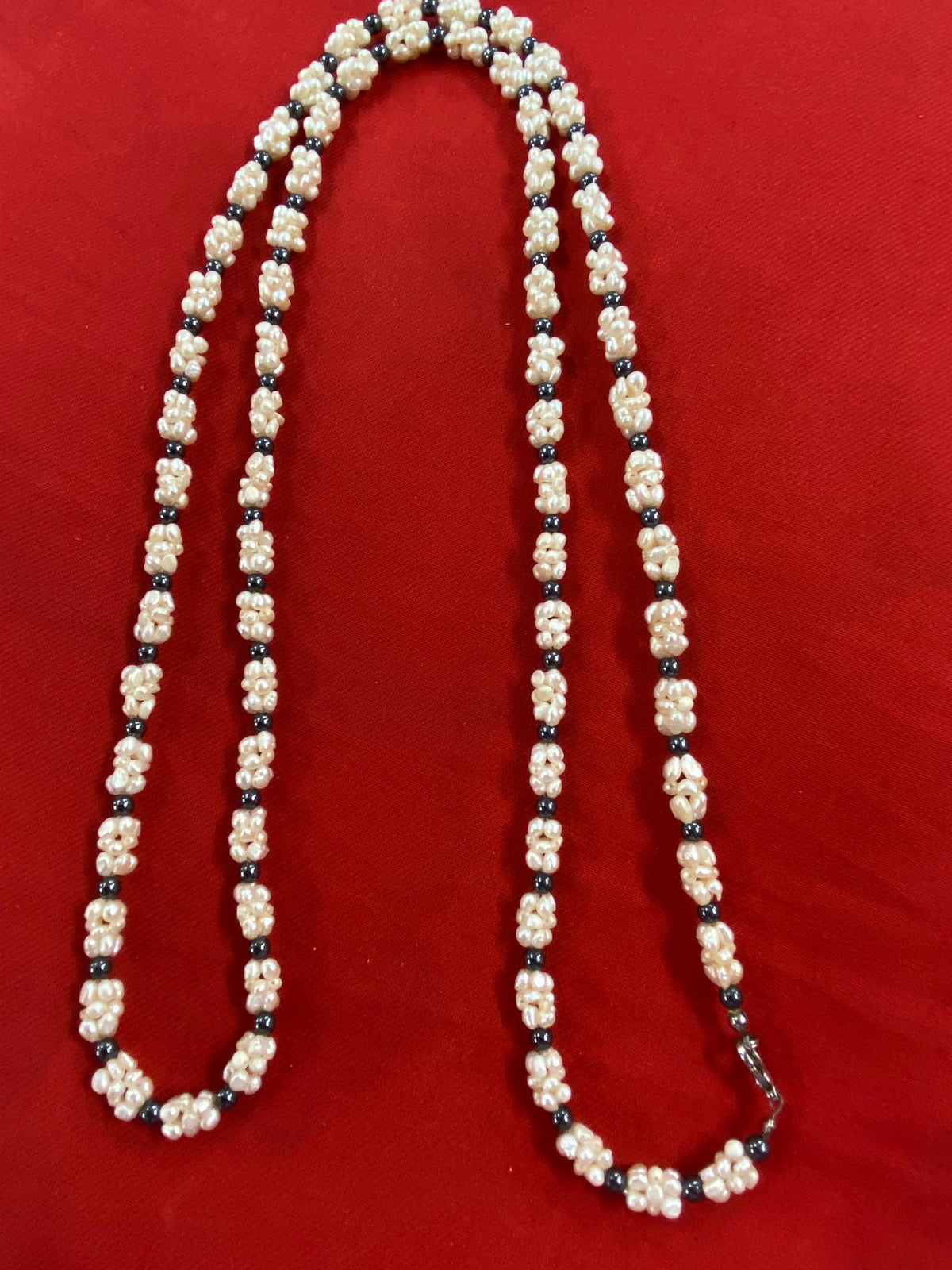 Magnifique collier de perles vintage aux accents noirs