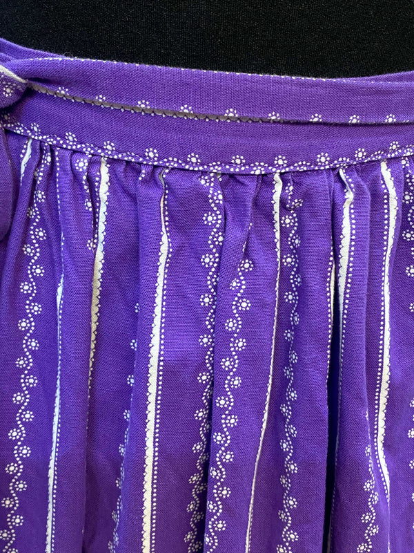 Vintage Dirndlschürze – Lila mit feinem Streifenmuster – Baumwolle