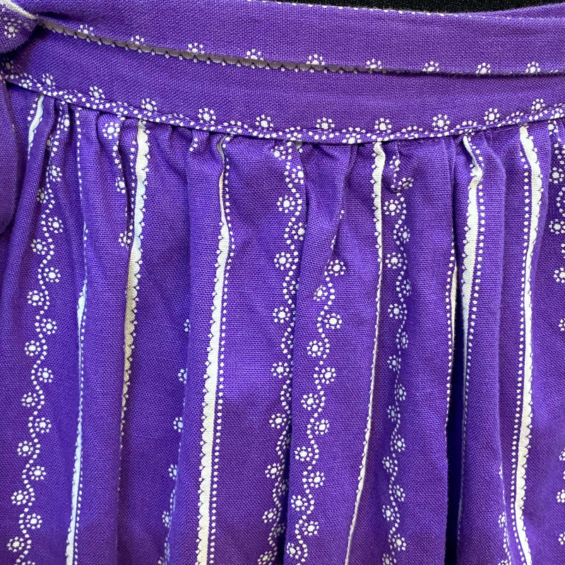 Vintage Dirndlschürze – Lila mit feinem Streifenmuster – Baumwolle