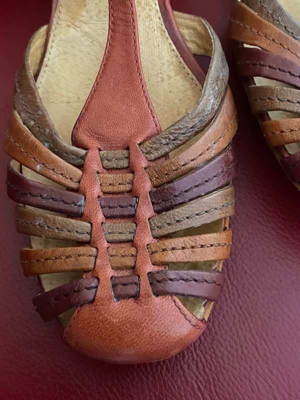 T-Steg Leder-Sandalen – Größe 39