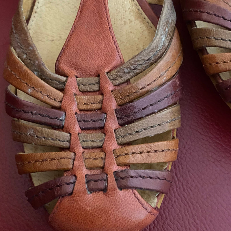 T-Steg Leder-Sandalen – Größe 39