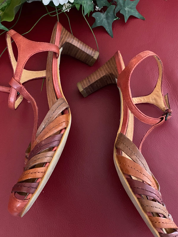 T-Steg Leder-Sandalen – Größe 39