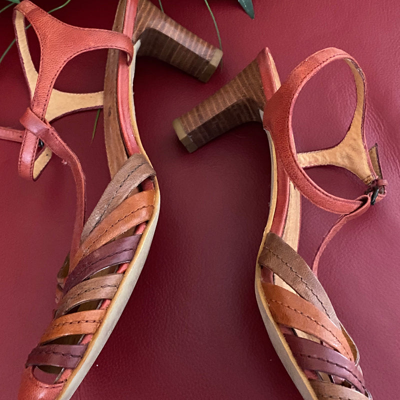 T-Steg Leder-Sandalen – Größe 39