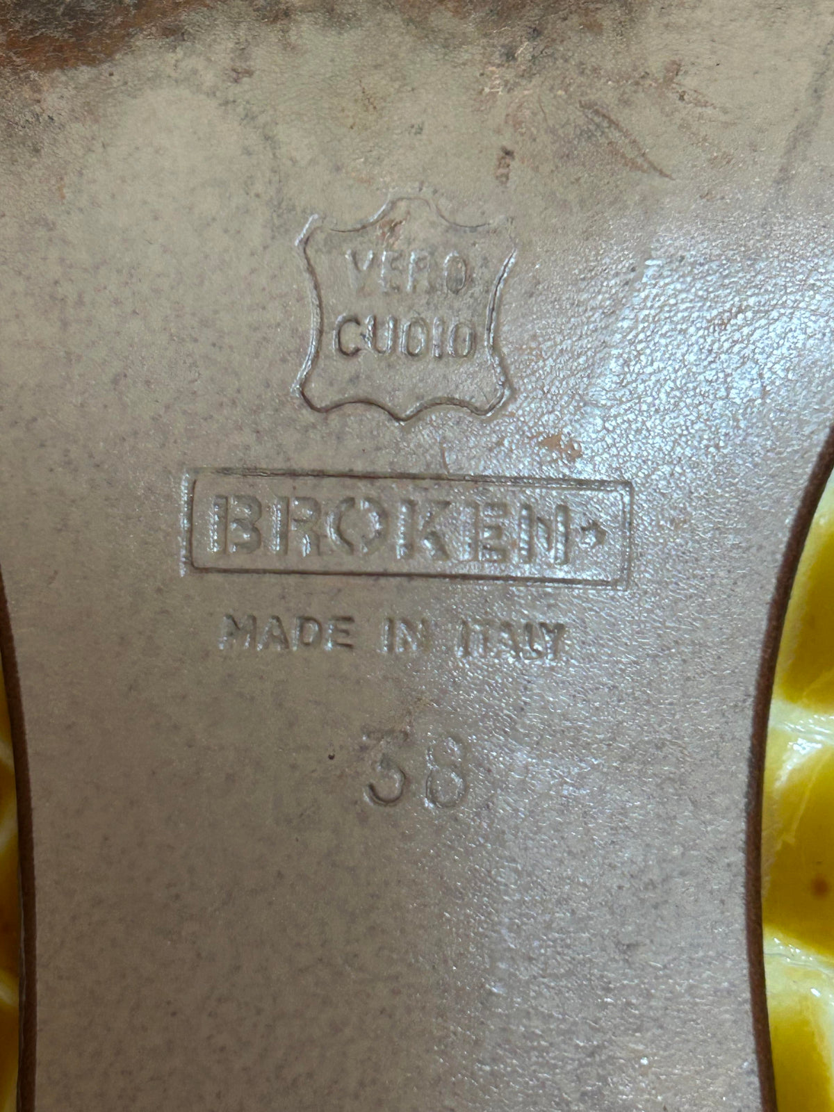 Extravagant und einzigartig: Gelbe Vintage Slingback Damen Schuhe in Gr. 38