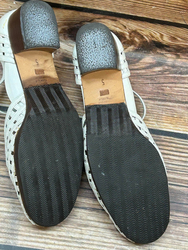 Geflochtene T-Strap-Sandalen aus Leder – Größe 38