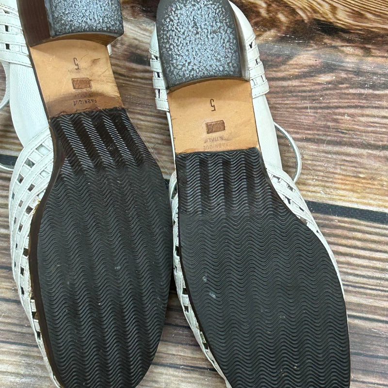 Geflochtene T-Strap-Sandalen aus Leder – Größe 38