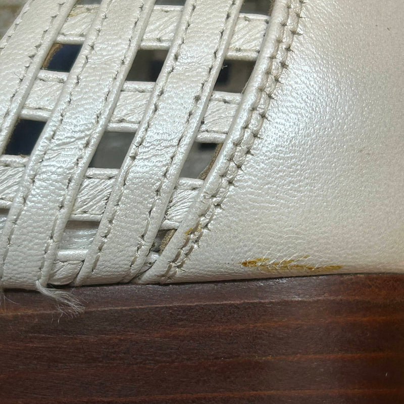 Geflochtene T-Strap-Sandalen aus Leder – Größe 38