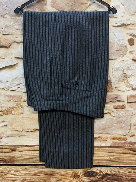 Vintage Stresemannhose Herren Größe 50, grau-schwarz gestreift, handgefertigt, Schurwolle, Bundweite 88 cm, sehr guter Zustand, ca. 1930er–40er Jahre.