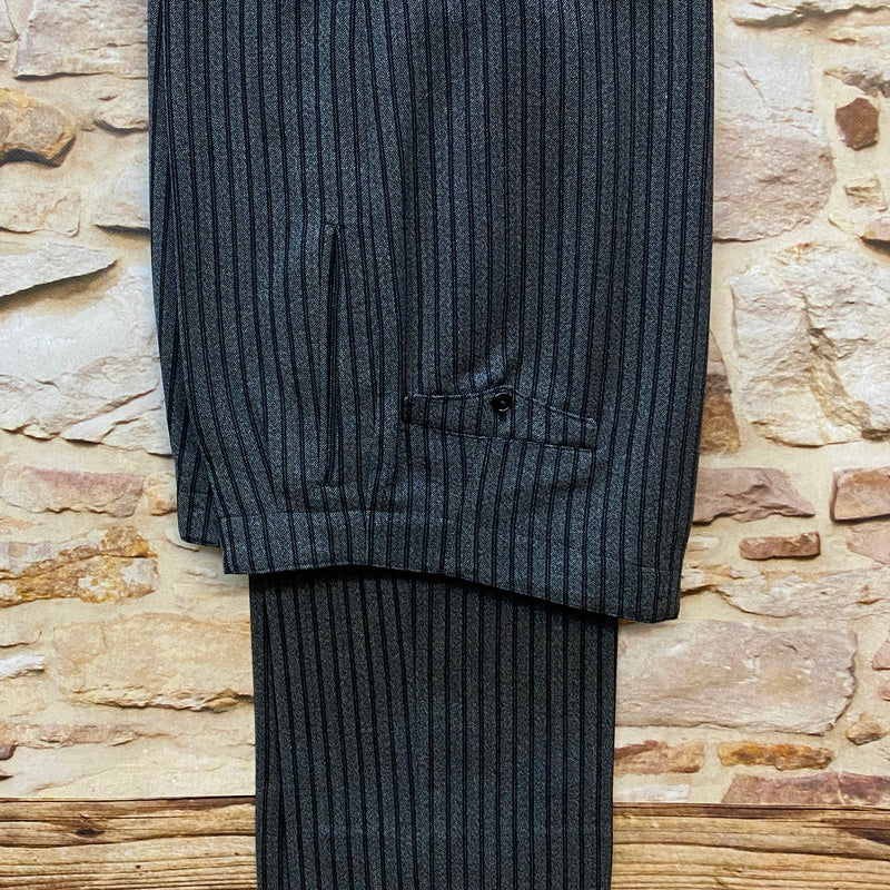 Vintage Stresemannhose Herren Größe 50, grau-schwarz gestreift, handgefertigt, Schurwolle, Bundweite 88 cm, sehr guter Zustand, ca. 1930er–40er Jahre.