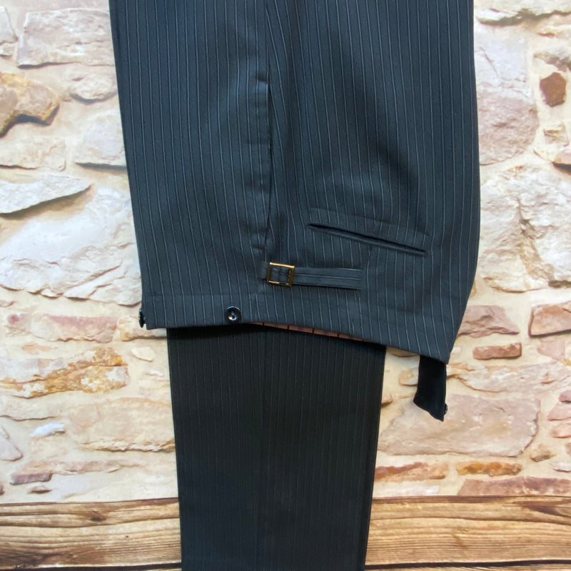 Vintage Stresemannhose Herren Größe 50, Bundweite 88 cm, Schurwolle, schwarz mit Nadelstreifen, Innenbund mit Streifenfutter, ca. 1940er/50er Jahre.