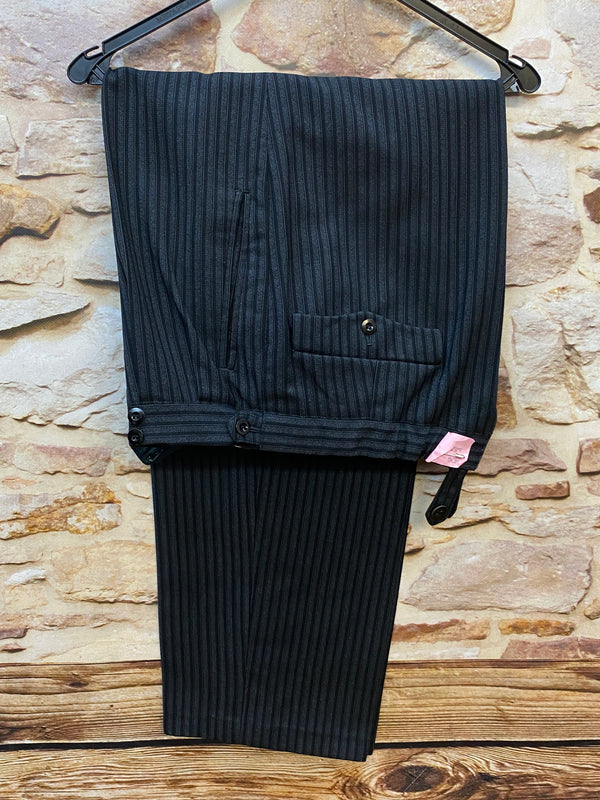 Vintage Stresemannhose Herren Größe 48/50, Bundweite 85 cm, Schurwolle, schwarz gestreift, handgefertigt mit Hosenträgerknöpfen, ca. 1930er–40er Jahre.