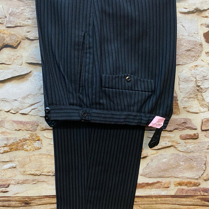 Vintage Stresemannhose Herren Größe 48/50, Bundweite 85 cm, Schurwolle, schwarz gestreift, handgefertigt mit Hosenträgerknöpfen, ca. 1930er–40er Jahre.
