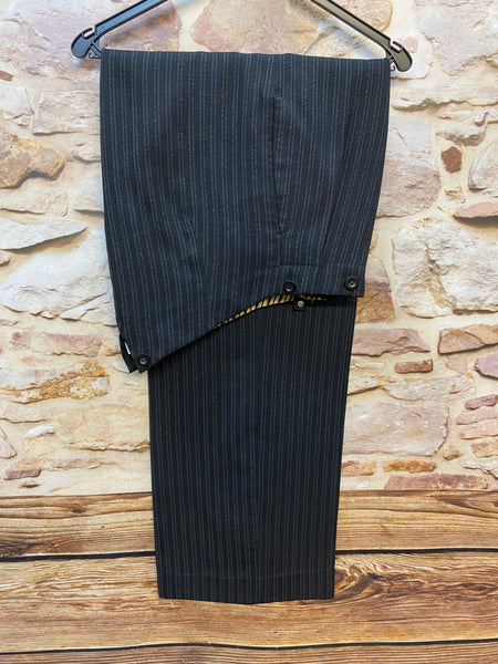 Vintage Stresemannhose Herren Größe 50, Spitzbund mit Hosenträgerknöpfen, Bundweite 88 cm, Schurwolle, schwarz mit grauem Nadelstreifen, ca. 1930er–40er Jahre.