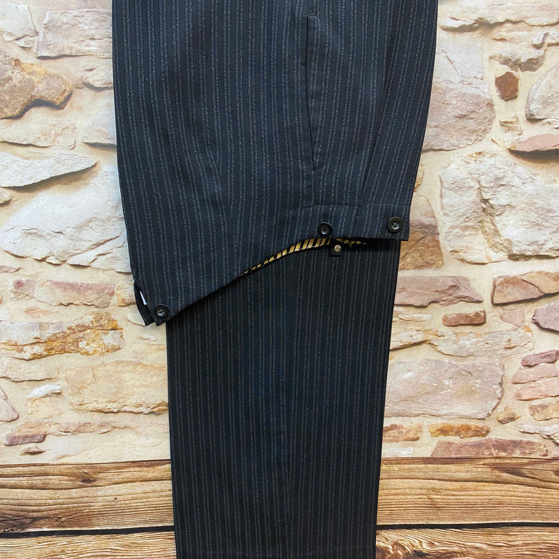 Vintage Stresemannhose Herren Größe 50, Spitzbund mit Hosenträgerknöpfen, Bundweite 88 cm, Schurwolle, schwarz mit grauem Nadelstreifen, ca. 1930er–40er Jahre.