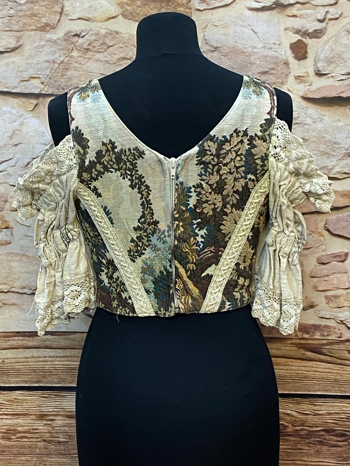 Elegantes Vintage-Trachtenmieder mit romantischen Stickereien