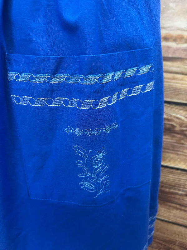 Handgefertigte Trachtenschürze – Königsblau, 1970er