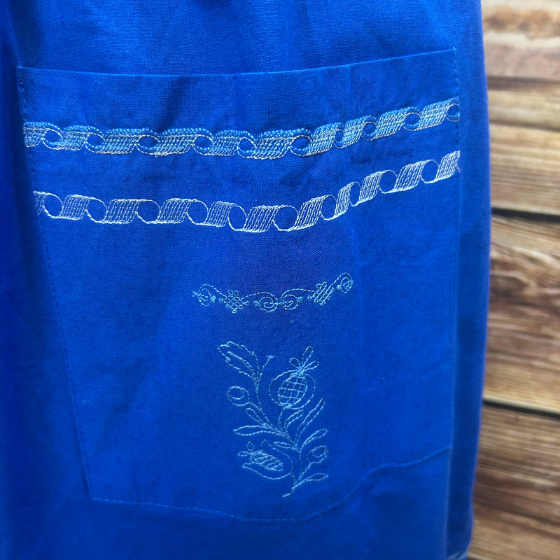 Handgefertigte Trachtenschürze – Königsblau, 1970er