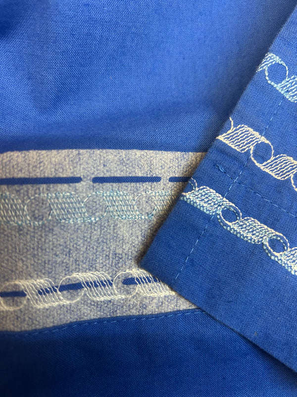 Handgefertigte Trachtenschürze – Königsblau, 1970er