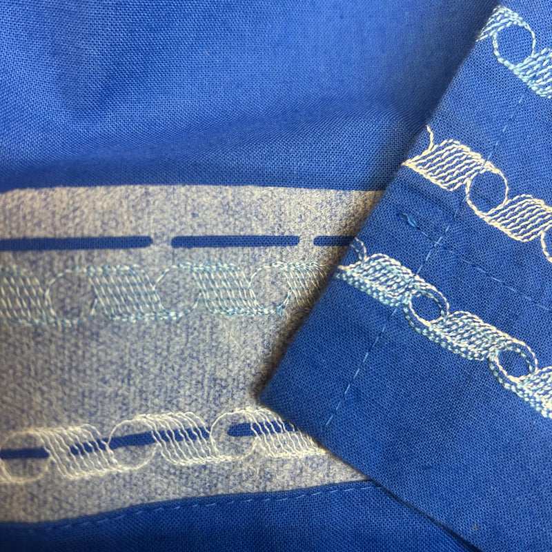 Handgefertigte Trachtenschürze – Königsblau, 1970er