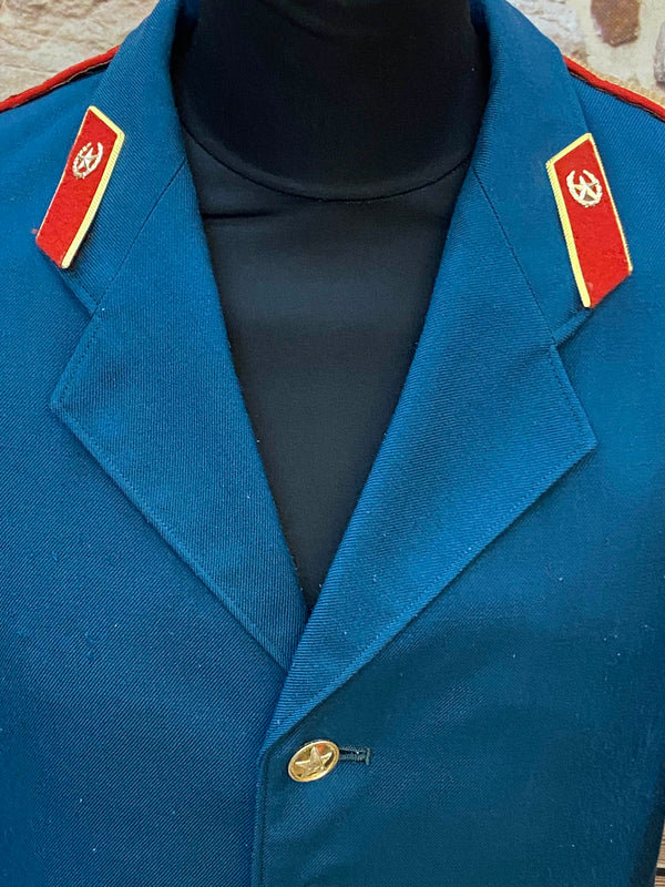 Detailansicht des Kragens mit roten Abzeichen und goldenen Knöpfen