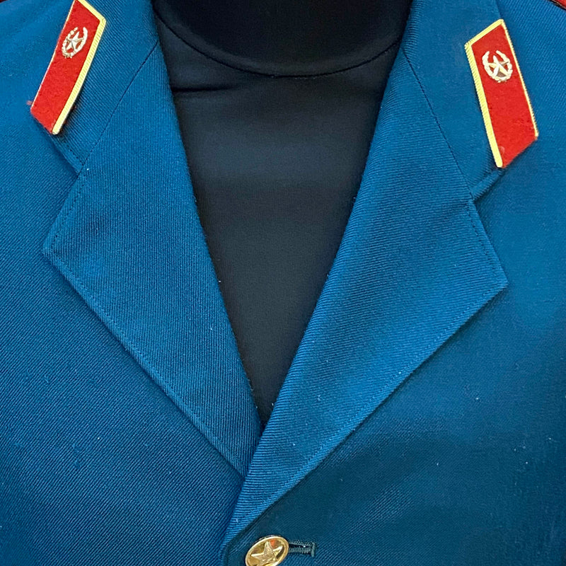 Detailansicht des Kragens mit roten Abzeichen und goldenen Knöpfen