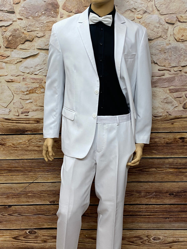 „Weißer Vintage Herrenanzug Größe 52 mit schwarzem Hemd und weißer Fliege als festliches Komplett-Outfit“