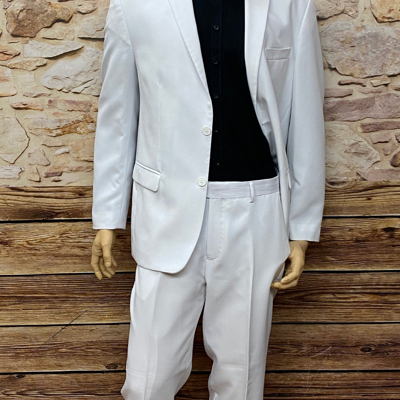 „Weißer Vintage Herrenanzug Größe 52 mit schwarzem Hemd und weißer Fliege als festliches Komplett-Outfit“