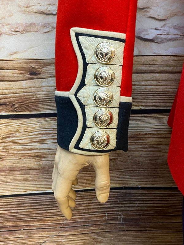 Ärmel der roten Uniformjacke der Welsh Guards mit schwarzen Manschetten, beigefarbenen Details und vier goldenen Knöpfen.
